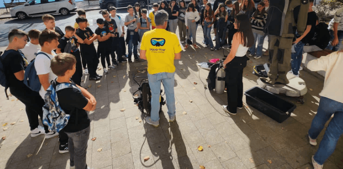 Cosmin Brinzeanu prezintă echipamentul de scufundare unui grup de elevi