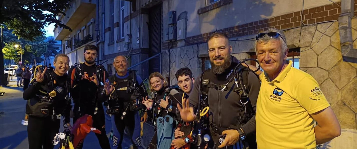 Echipa Aqua-Mar Diving Center, echipată pentru o scufundare de seară